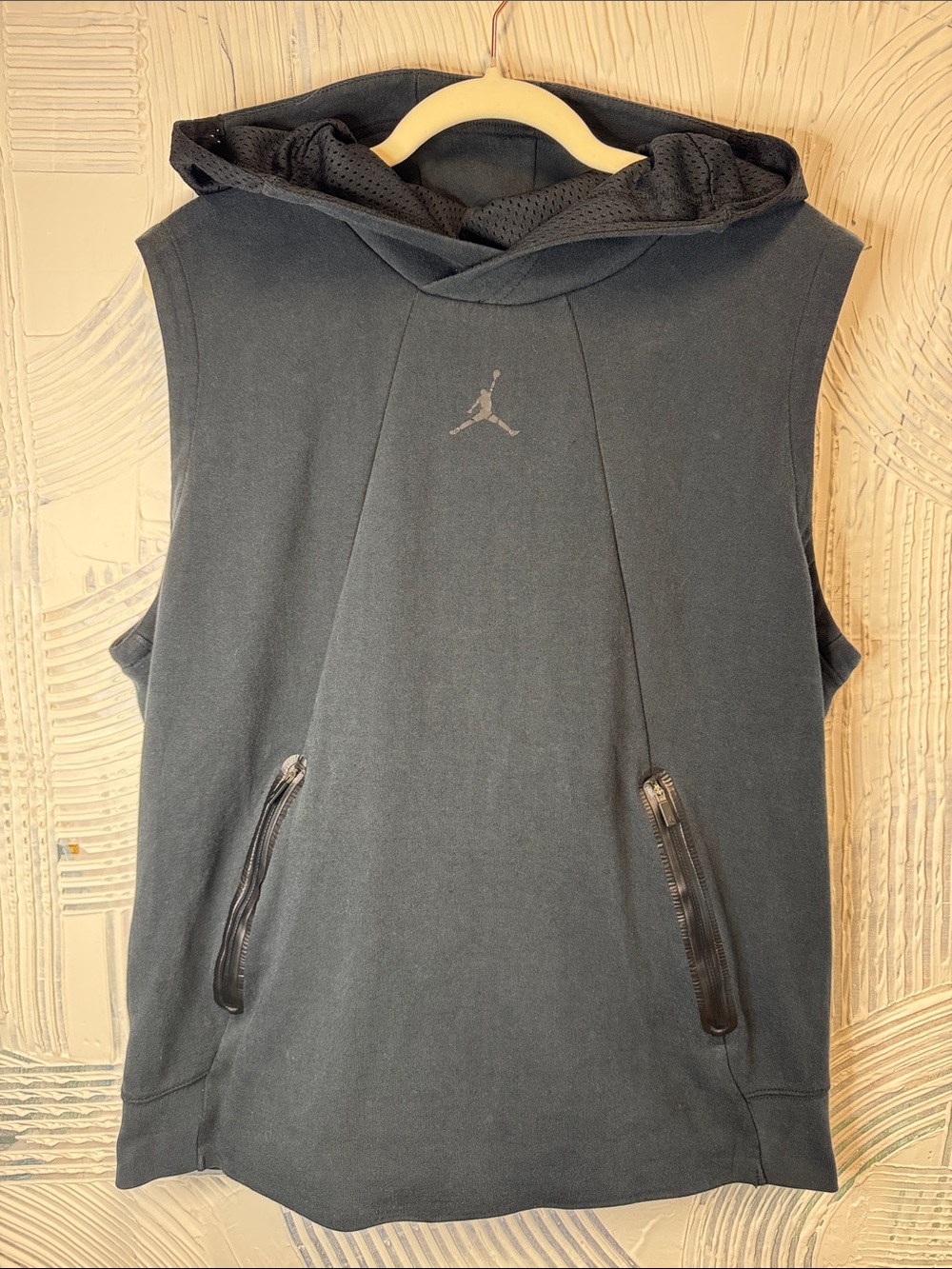 Jordan Sleeveless Hoodie in Black with Zipper Pockets N0682